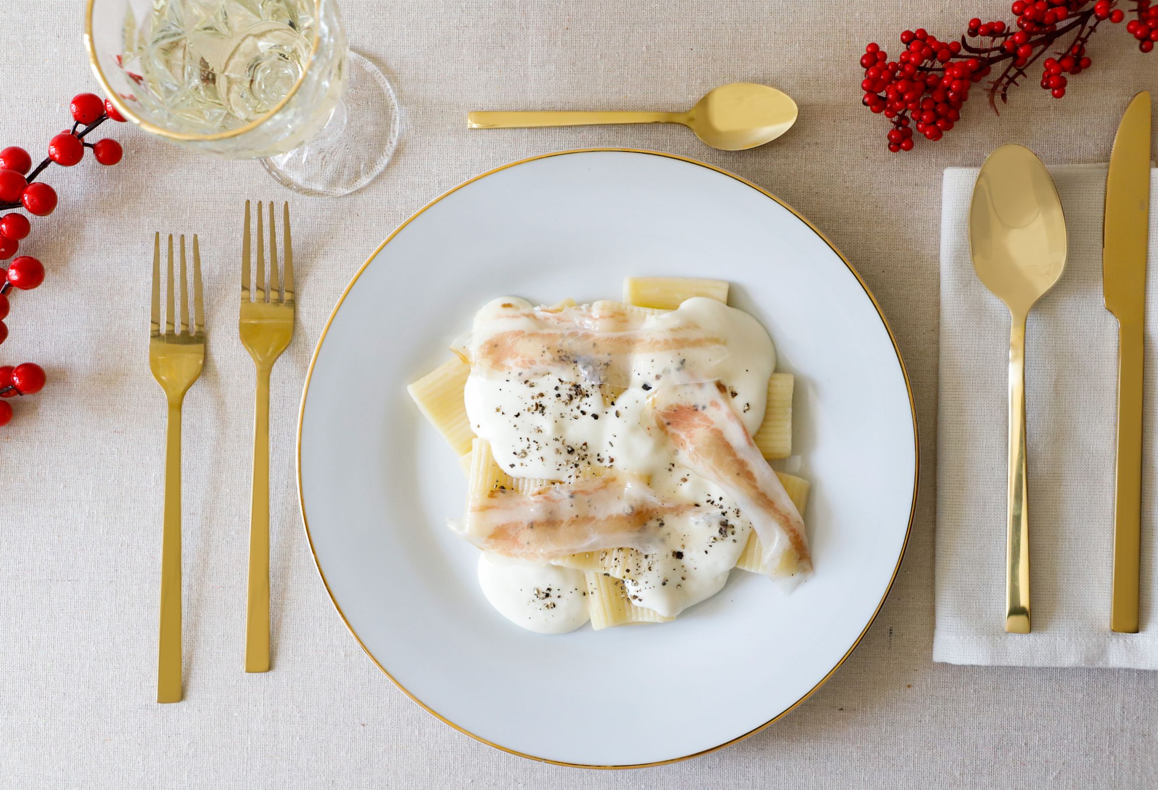 Rigatoni con spuma di Pecorino, guanciale e pepe affumicato